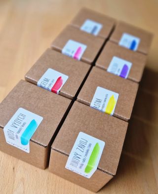 Takto vyzerá 8 farieb & 8 vôní zo stálej kolekcie sviečok májová.sk 🥰 #vonave #vonavesviecky #prirodnesviecky